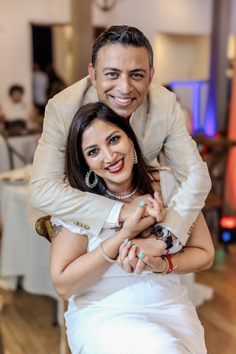 Ankur hugging Soumya from behind